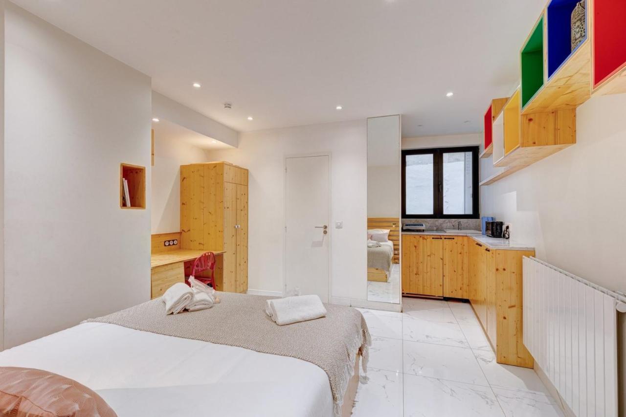 296 Ponceau - Superb In * Parijs